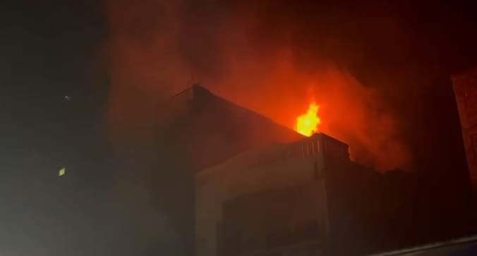 Hamirpur massive fire broke out in Subhash Bazaar reducing the warehouses of two shops to ashes no casualties
