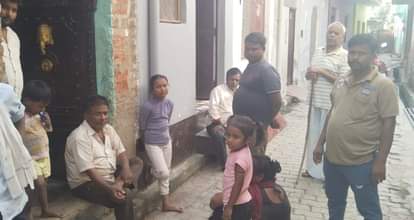 घर के बाहर मौजूद परिजन और ग्रामीण