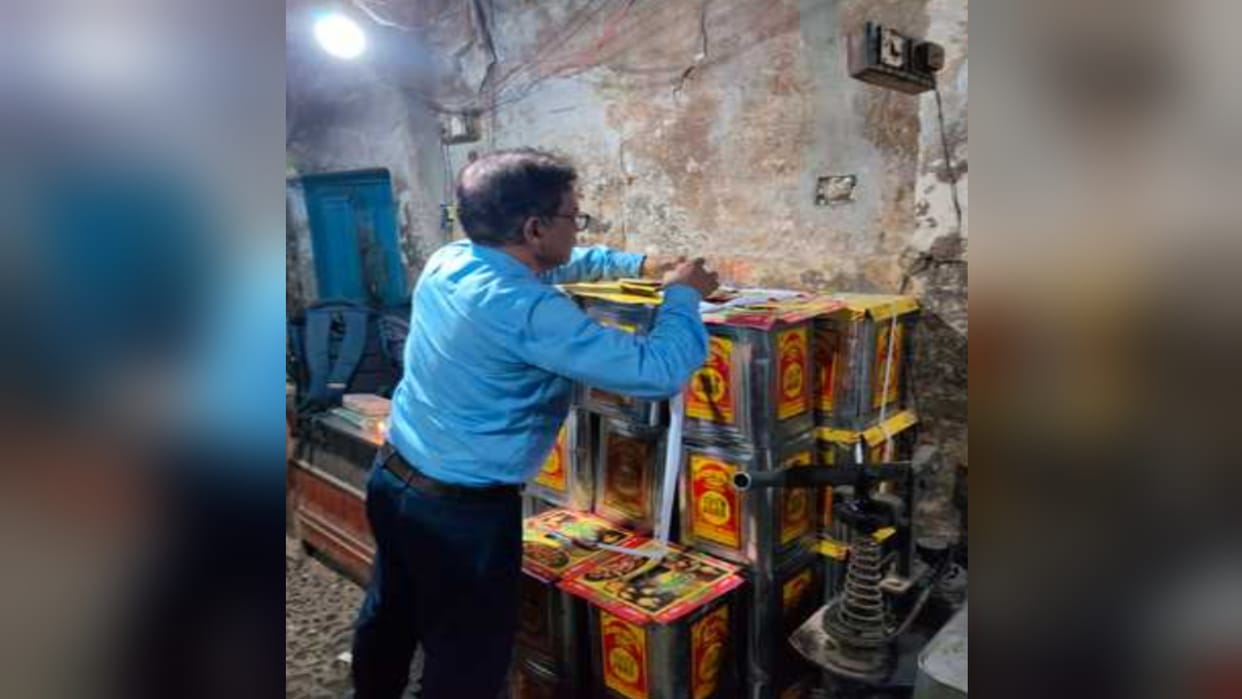 Oil worth Rs 7 lakh seized for repacking old tin cans, 15 samples sent for testing