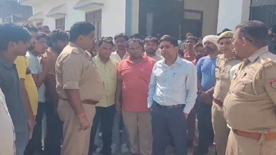 Saharanpur: Youth and teenager riding bike died in collision with school van, Road turned red with blood