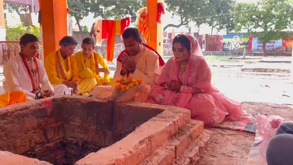 a Muslim family embraces Hinduism through Vedic rituals In Kaushambi