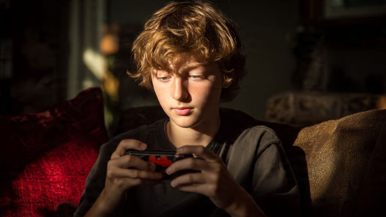 Sweden advised parents not to give smartphones to children before the age of 13 know its health risk