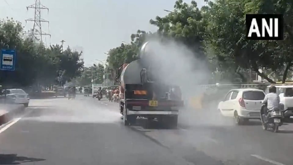 Noida Authority starts water sprinkling to reduce air pollution