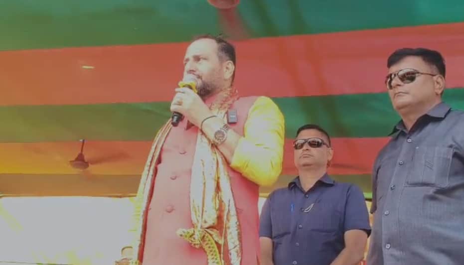 नामांकन के बाद नीरज बबलू विपक्ष पर वार करते हुए।