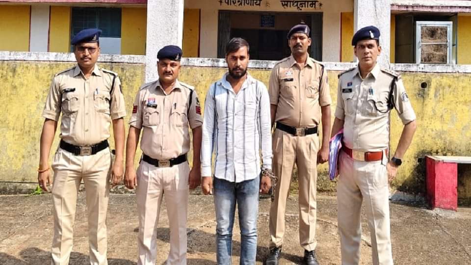 पुलिस की गिरफ्त में आरोपी
