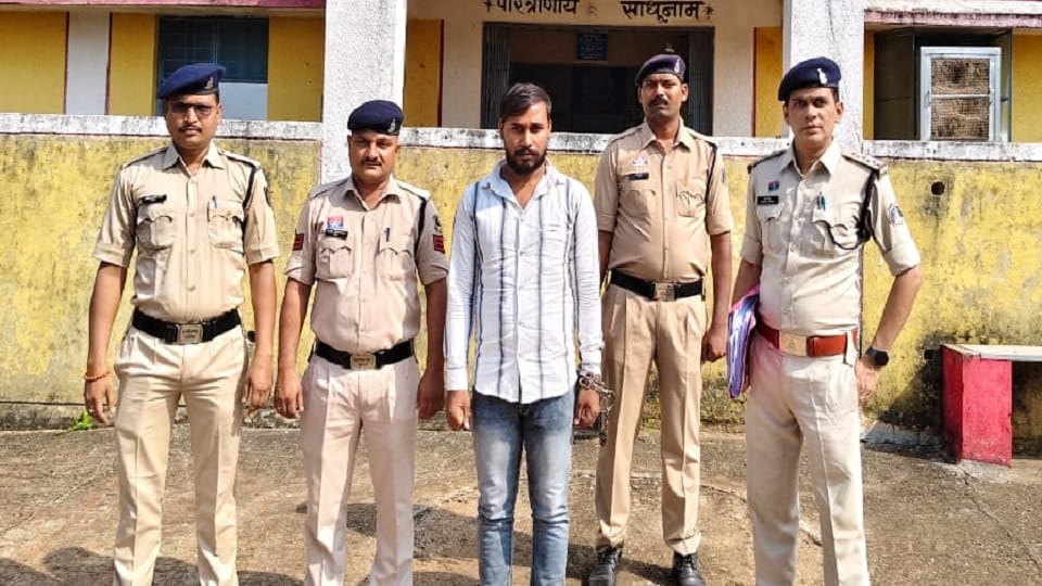 पुलिस की गिरफ्त में आरोपी