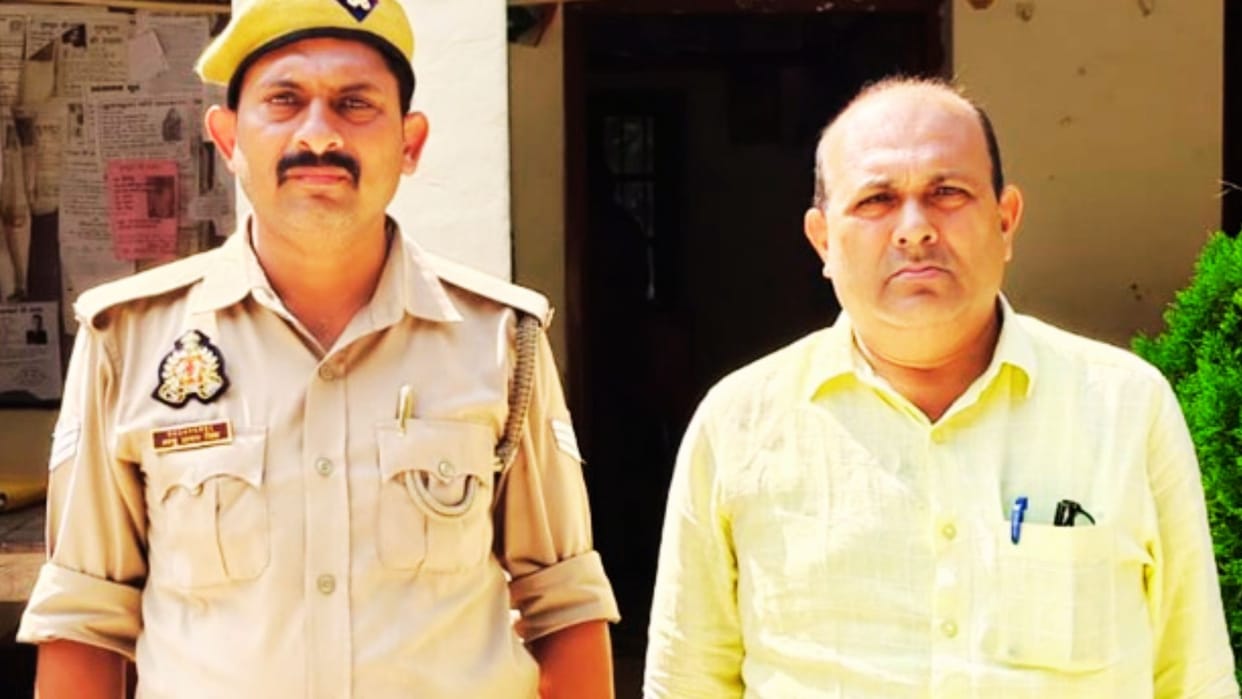 Accused arrested for defrauding lakhs of rupees using fake documents threatening to demand money action taken