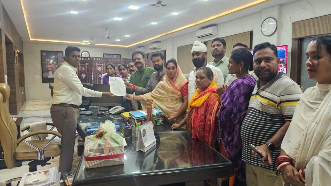 प्रभावित परिवारों के पुनर्वास की मांग