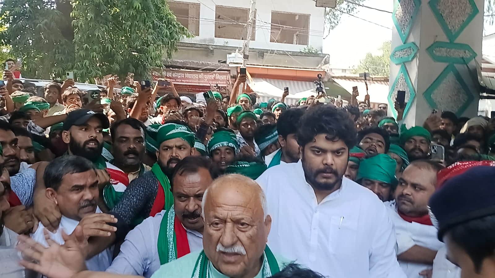 पर्चा दाखिल करने के दौरान उपस्थिति भीड़।