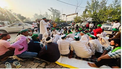 Meerut: 'Former MLA Jitendra Satwai filed a fake case, justice is needed', BKU surrounded the police station
