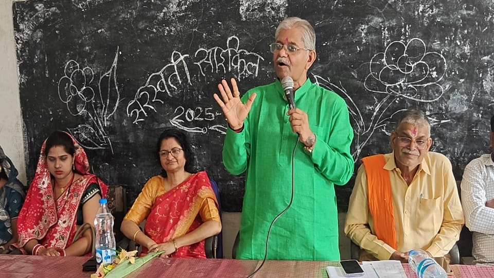 Former Assembly Speaker Dharamlal Kaushik distributed bicycles to girl students