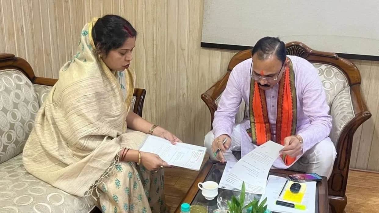 former mla ranjana sahu met health minister regarding health services in Dhamatari