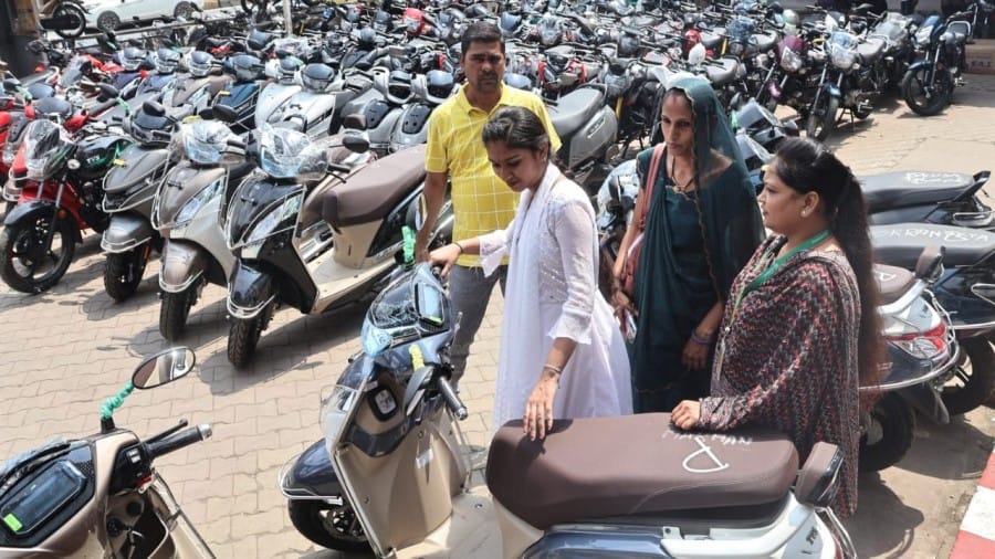 Indore News Pushya Nakshatra two four wheeler diwali dhanteras