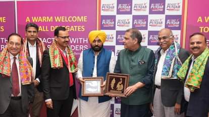 बंगलुरु में मुख्यमंत्री भगवंत मान को सम्मानित करते कारोबारी। साथ में उद्योग मंत्री संजीव अरोड़ा।