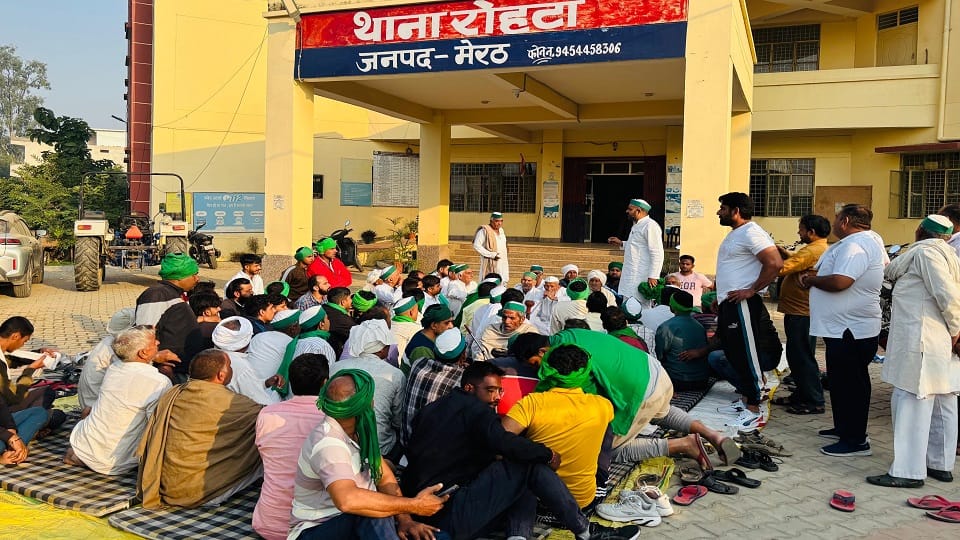 Meerut: 'Former MLA Jitendra Satwai filed a fake case, justice is needed', BKU surrounded the police station