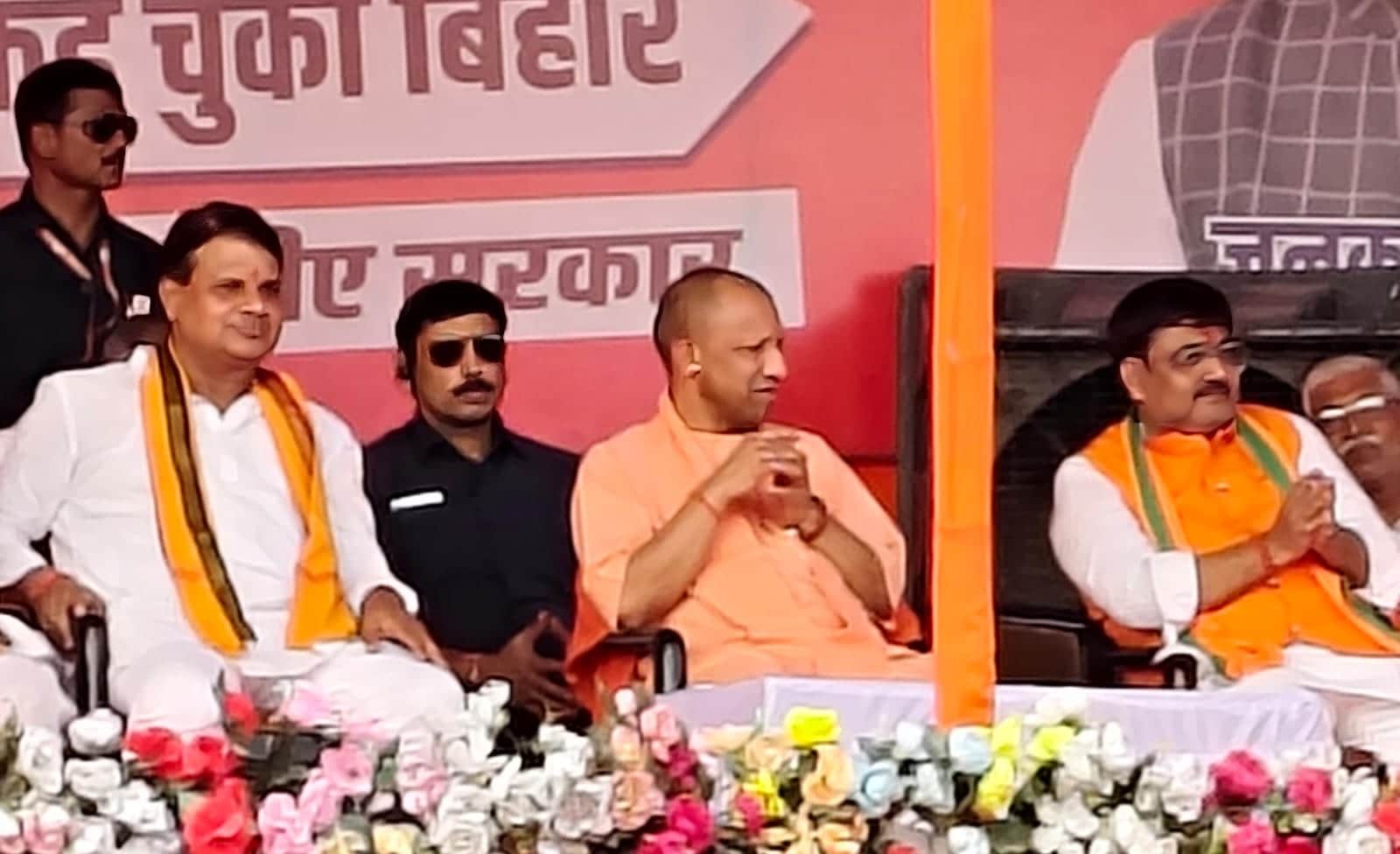 सीएम योगी मंच पर।