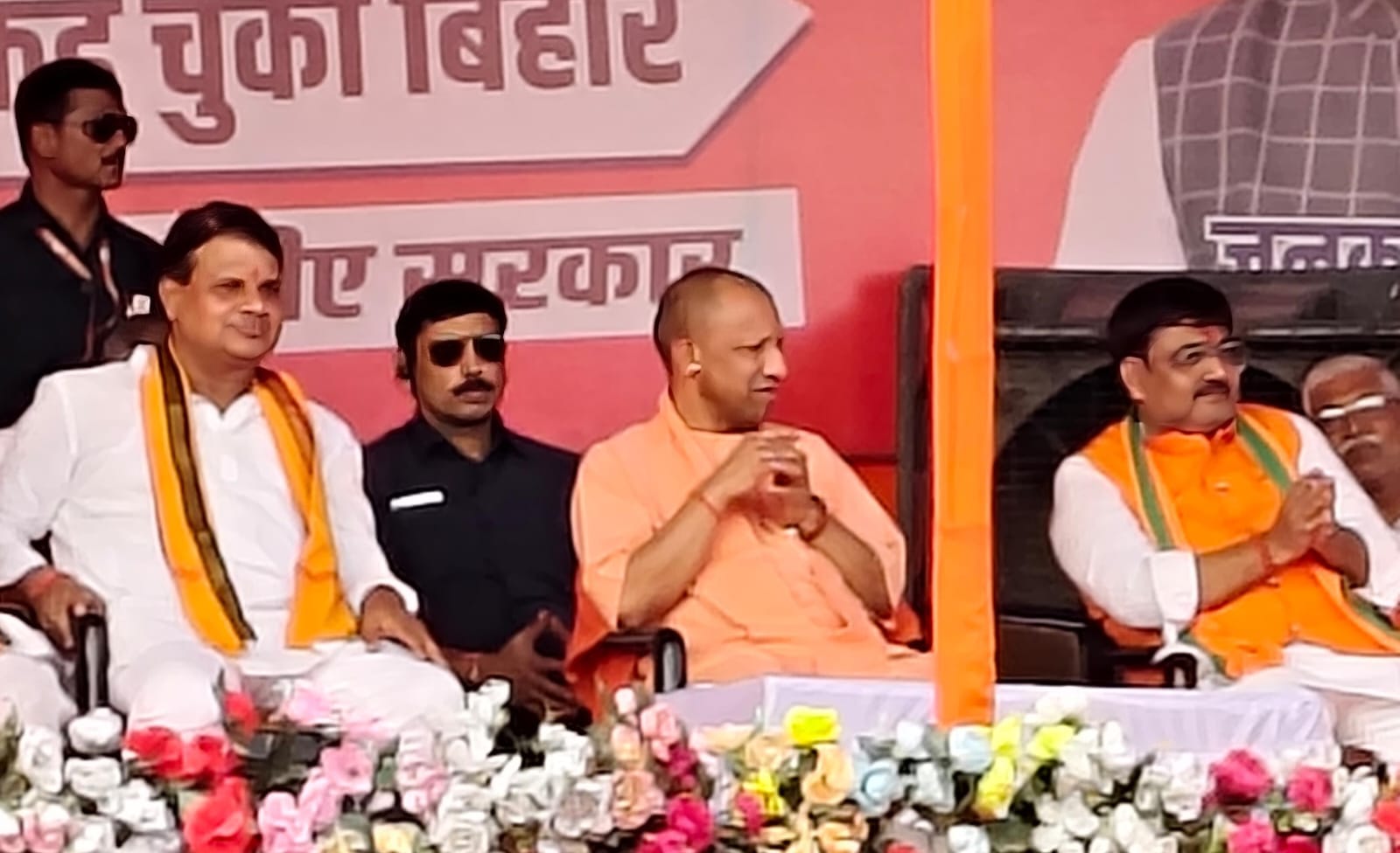 सीएम योगी मंच पर।