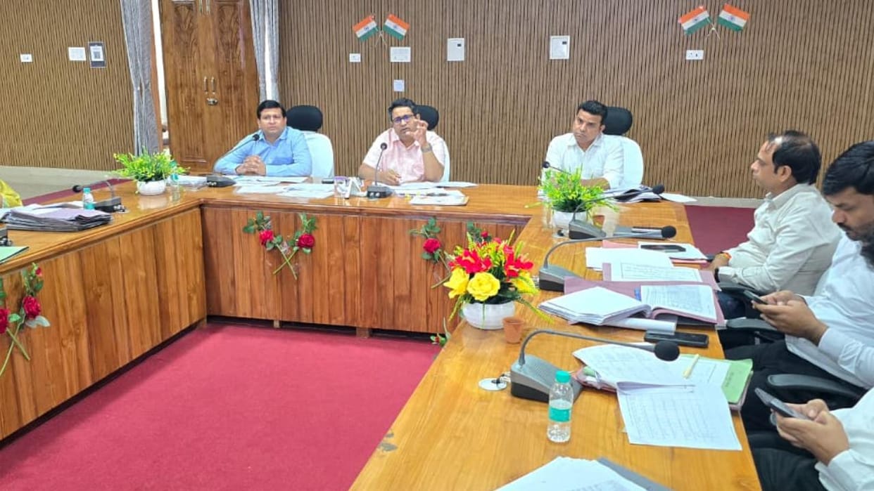 Jhansi: DM reprimands officers in review meeting, directs them to achieve 100% target recovery