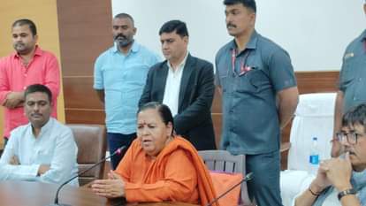 सर्किट हाउस में पत्रकारों से बातचीत करतीं मध्य प्रदेश की पूर्व मुख्यमंत्री उमा भारती।