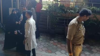 अस्पताल के बाहर पुलिस और परिवार।