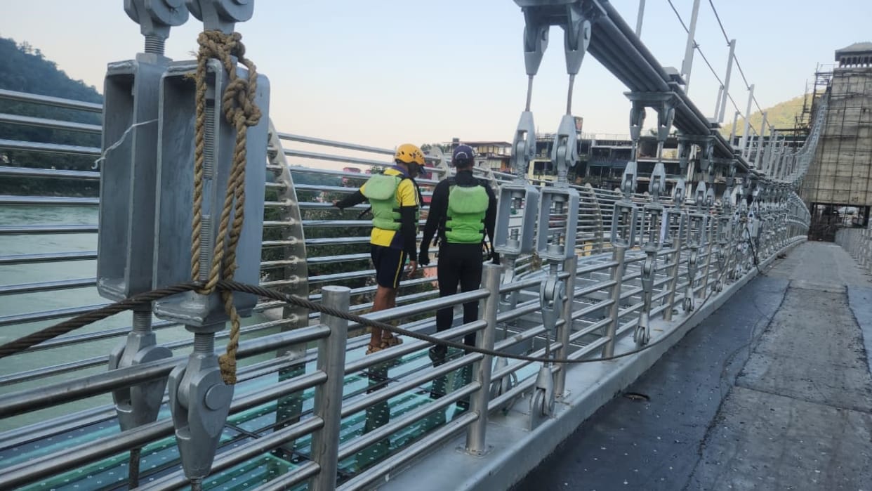 Young man fell into Ganga from under-construction Bajrang Setu at Laxman Jhula come with friends from Delhi
