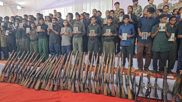 नक्सलियों का पूना मारगेम-पुनर्वास से पुनर्जीवन: मुख्यधारा में लौटे बस्तर के 210 नक्सली, मिलेंगी ये सुविधायें