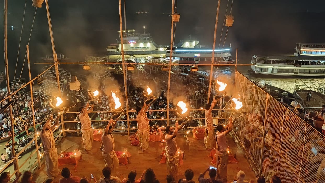 Varanasi Ganga water level dropped by five cm and ganga aarti performed on rooftops on dhashashwamedh ghat
