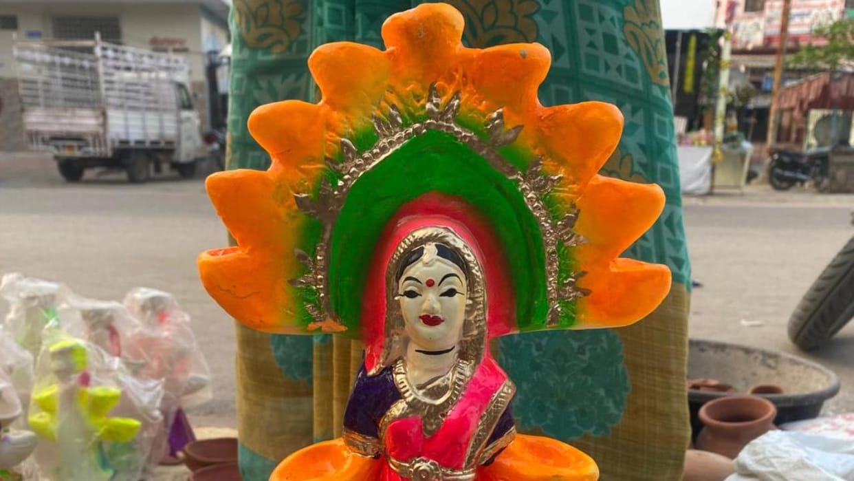 Diwali: Why are cowherds kept in homes? This is the special significance of 16 lamps.
