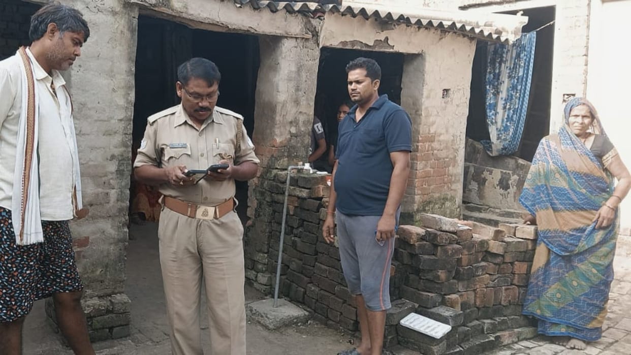 Thieves stole gold silver and cash from women while they sleeping in Ghazipur