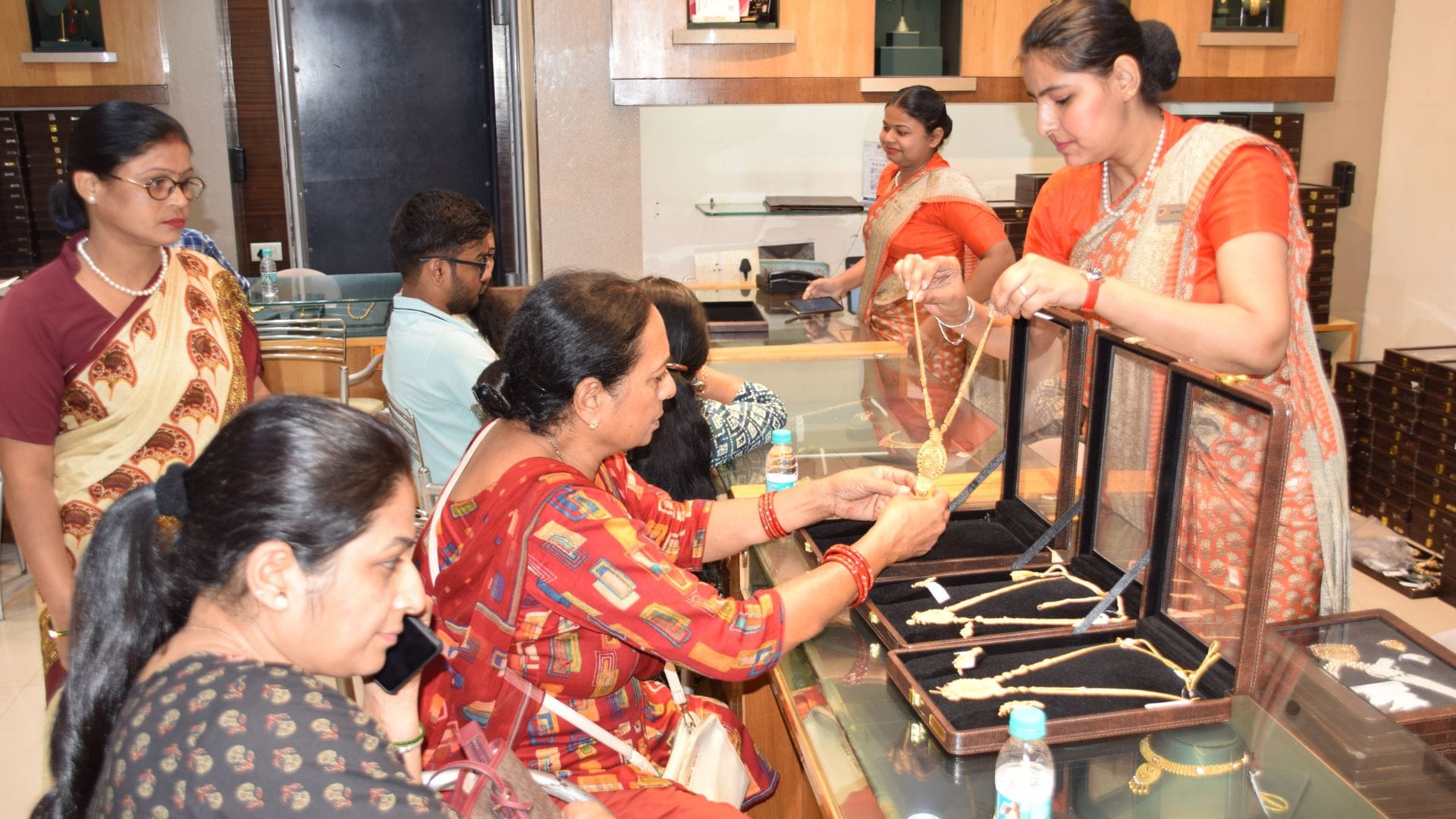 Kanpur Dhanteras 2025 Bullion prices at their peak traders hopeful of strong demand for coins and jewellery