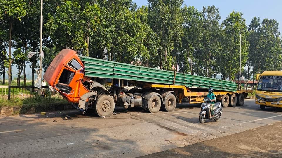 केबिन में  घुसा लोहे का खंभा