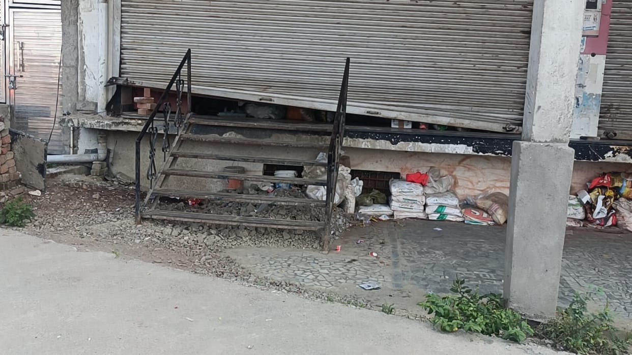 Kanpur Burglary in a wholesale grocery store on the highway theft by breaking the shutter CCTV wires cut