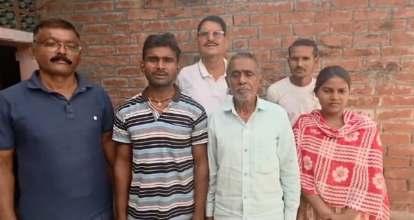 UP: हरिओम के परिजनों से मिले राहुल गांधी, बोले- सरकार ने परिवार को बंधक  बना रखा है, ये बात भी कही