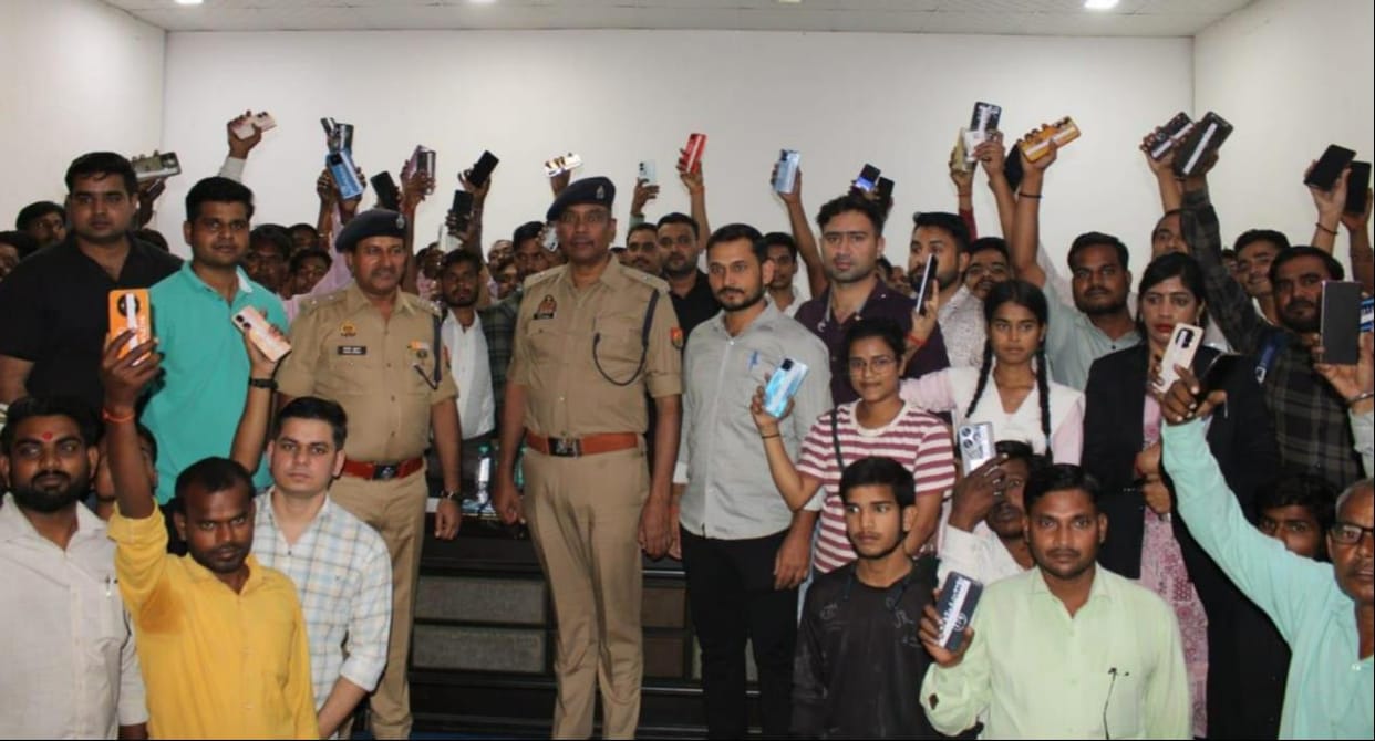 Kannauj Police searched and returned 222 mobile phones worth around Rs 45 lakh happiness on peoples faces