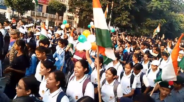 Kanpur MP Sports Festival Walkathon started from Green Park MP Ramesh Awasthi showed the green flag