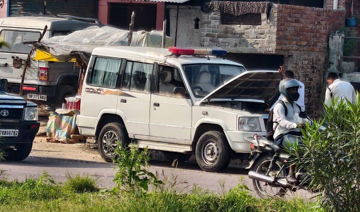 Kanpur Security lapse in Rahul Gandhi convoy escort vehicle breaks down at Fatehpur border officials remove it