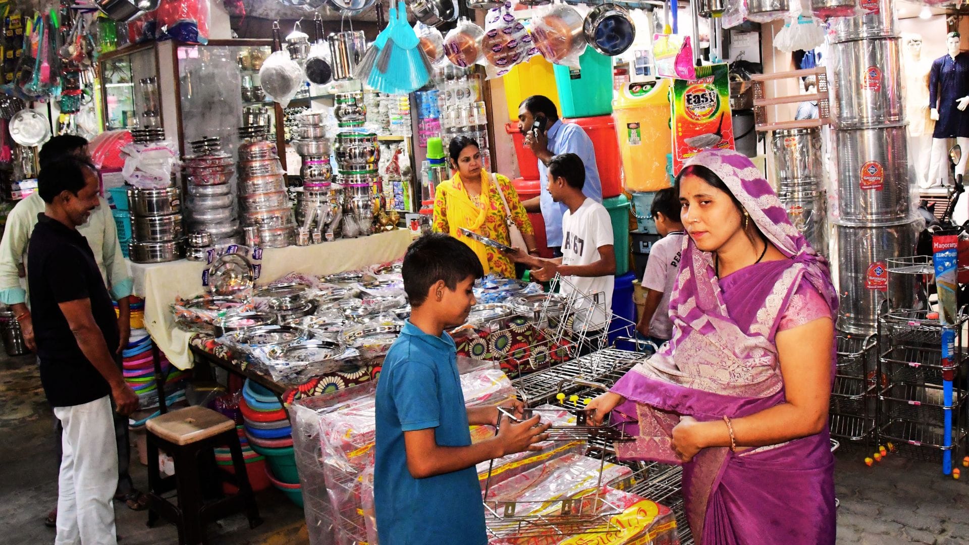 Diwali 2025 Businesses exceed 4000 crores Lakshmi blessings showered on sector silver shines like gold