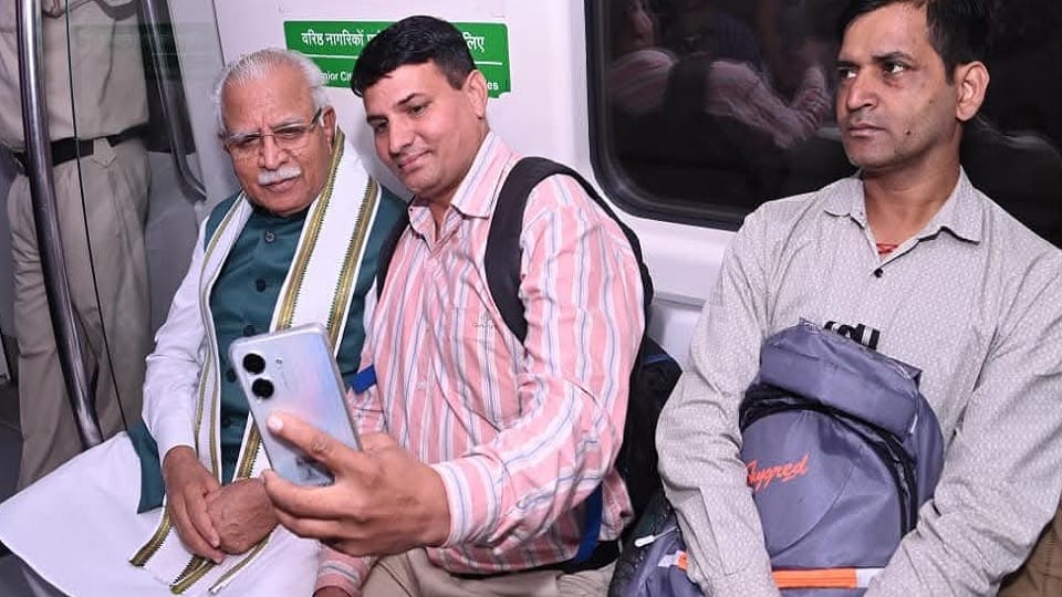 Minister Manohar Lal travelled by metro and came to Faridabad from Delhi