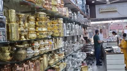 मनीमाजरा के बाजार में पुराने पारंपरिक बर्तन।