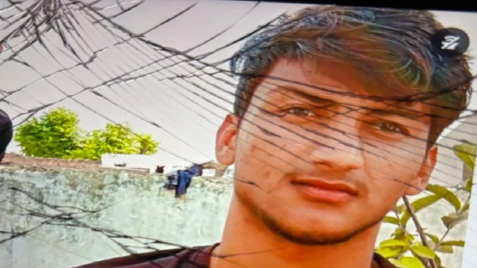 man returned from Delhi committed suicide by hanging himself in his room