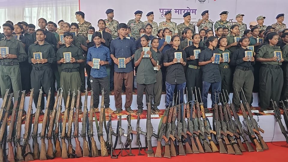 नक्सलियों ने किया आत्मसमर्पण