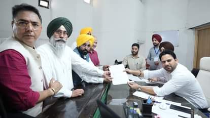 नामांकन दाखिल करते आप प्रत्याशी हरमीत सिंह संधू।