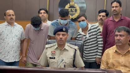 पुलिस हिरासत में आरोपी।