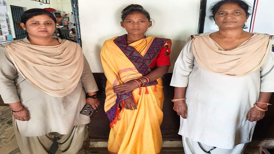 पुलिस की गिरफ्त में आरोपी महिला