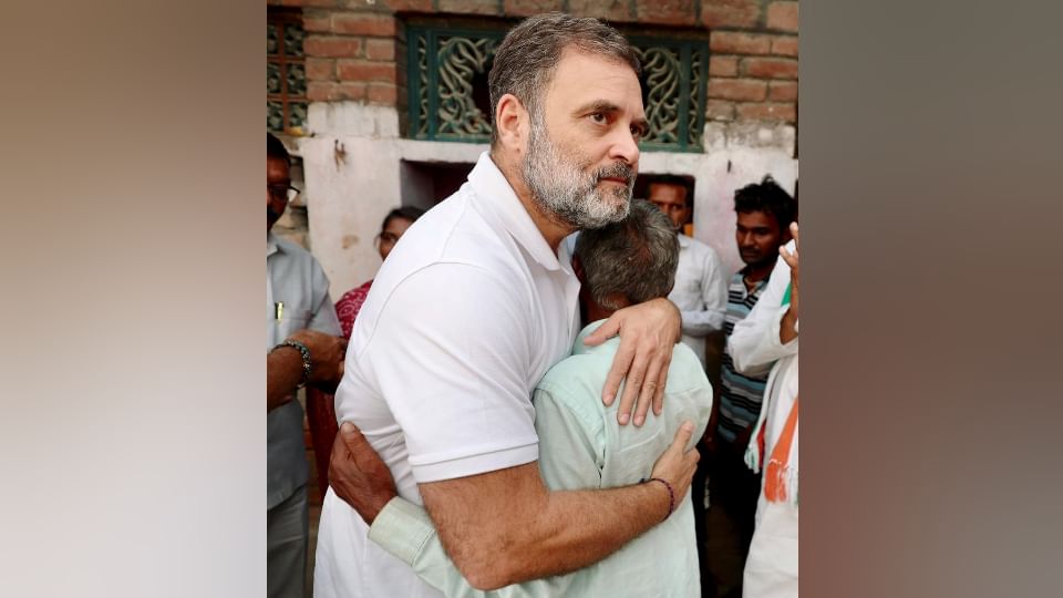 UP News Rahul Gandhi Meets Hariom Valmiki Parents in Fatehpur, Offers Condolences