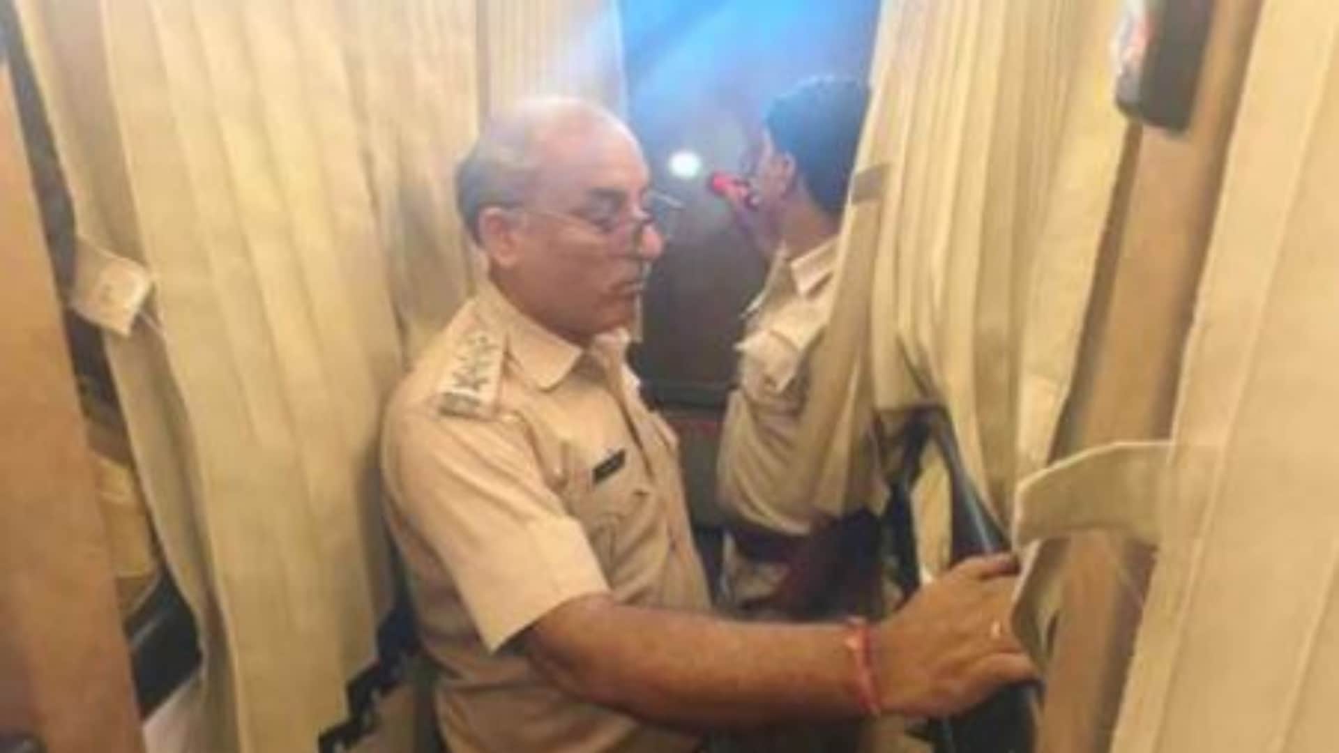 बसों में चेकिंग करते परिवहन विभाग के कर्मी