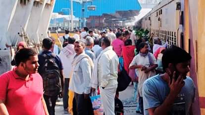 रेलवे स्टेशन पर ट्रेन आने के बाद उतरने और चढ़ने के लिए उमड़ी यात्रियों की भीड़।