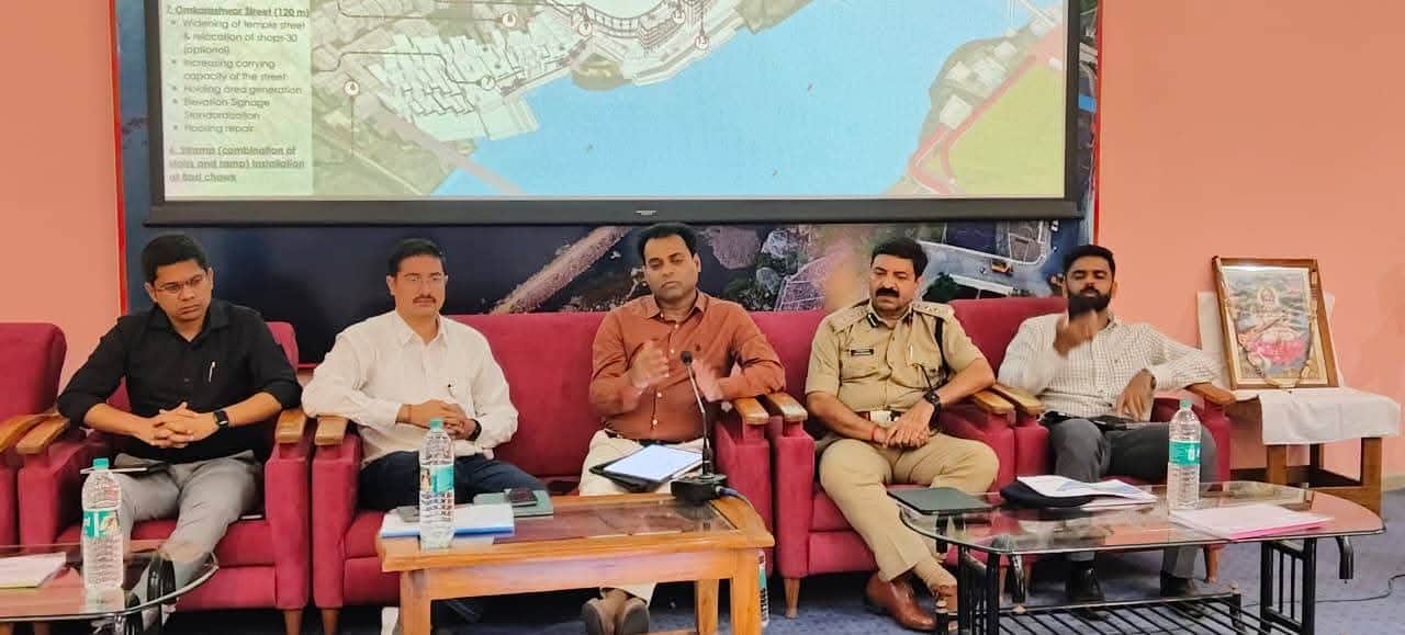 सिंहस्थ 2028 की तैयारियों को लेकर अधिकारी गण मंथन करते हुए।