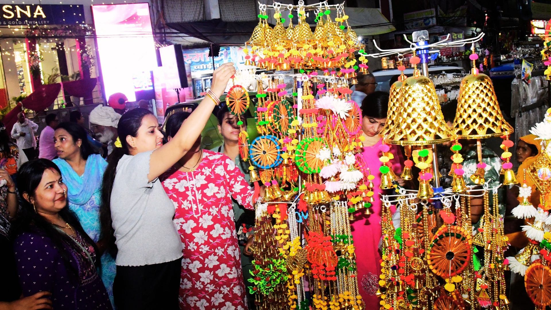 Diwali 2025 Businesses exceed 4000 crores Lakshmi blessings showered on sector silver shines like gold