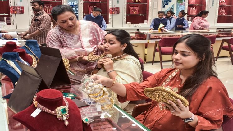 Gold Silver Price: सोना ₹3200 की तेजी के साथ 1.34 लाख रुपये प्रति 10 ग्राम के स्तर पर, जानें चांदी का भाव